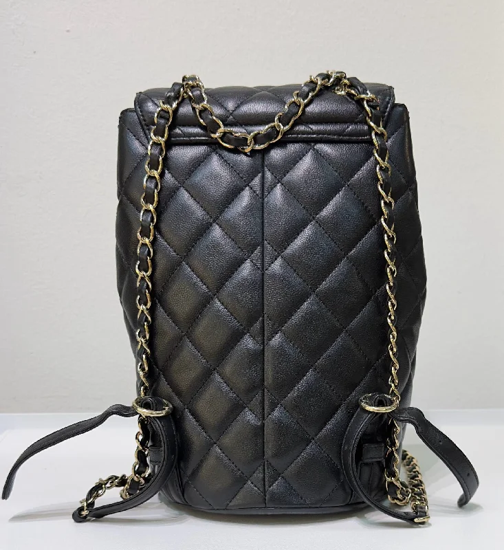 Chanel Quilted Leather Shoulder Bag for FashionistasChanel Caviar Quilted Pockets Backpack Black